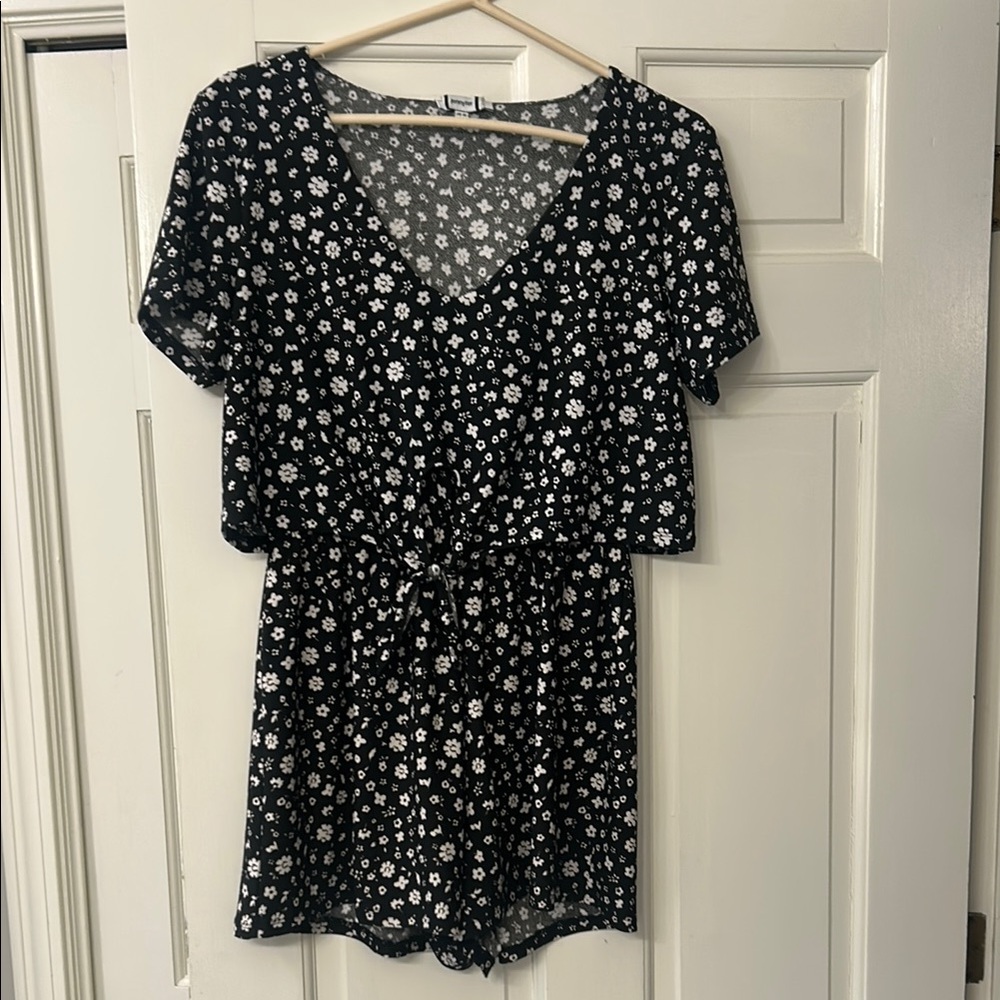 Floral V-Neck Black and White Short Sleeve Medium sized Romper by Jennyfer